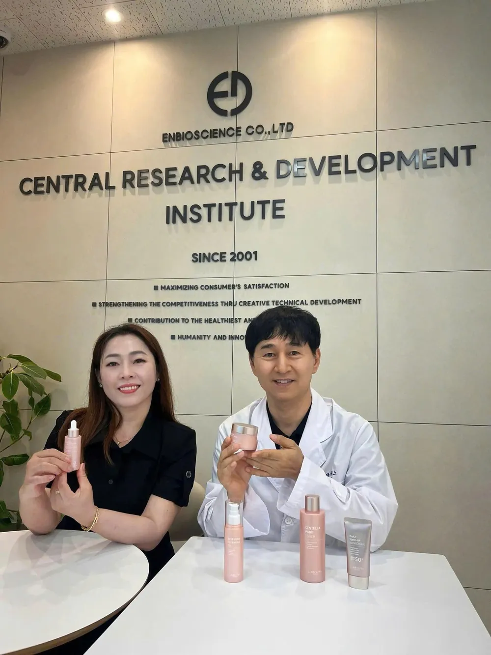 Đại lý LumiAura cùng chuyên gia tại Viện Nghiên cứu & Phát triển ENBIOSCIENCE
