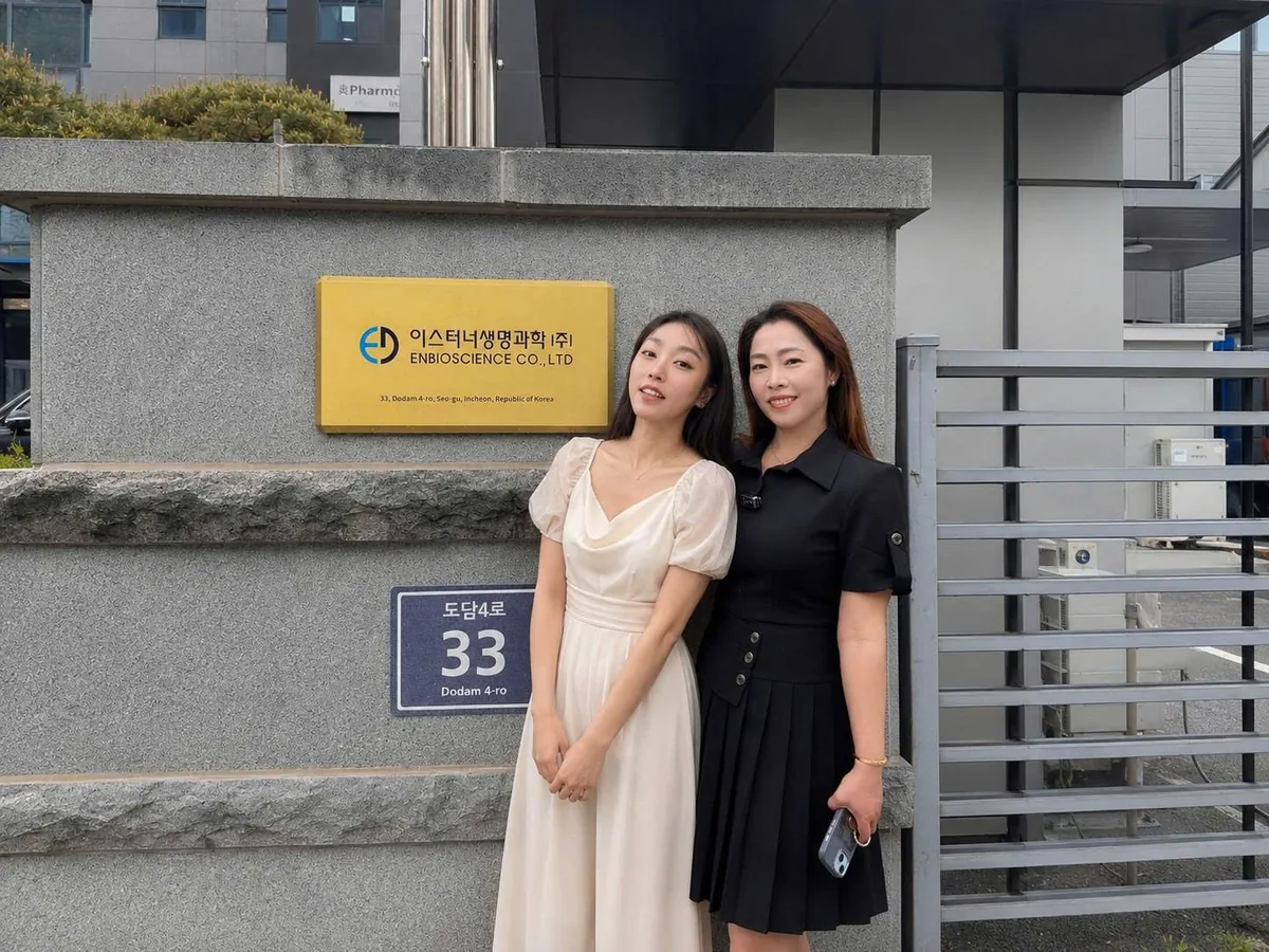 Đội ngũ LumiAura trước biển tên nhà máy ENBIOSCIENCE, 33 Dodam 4-ro, Incheon