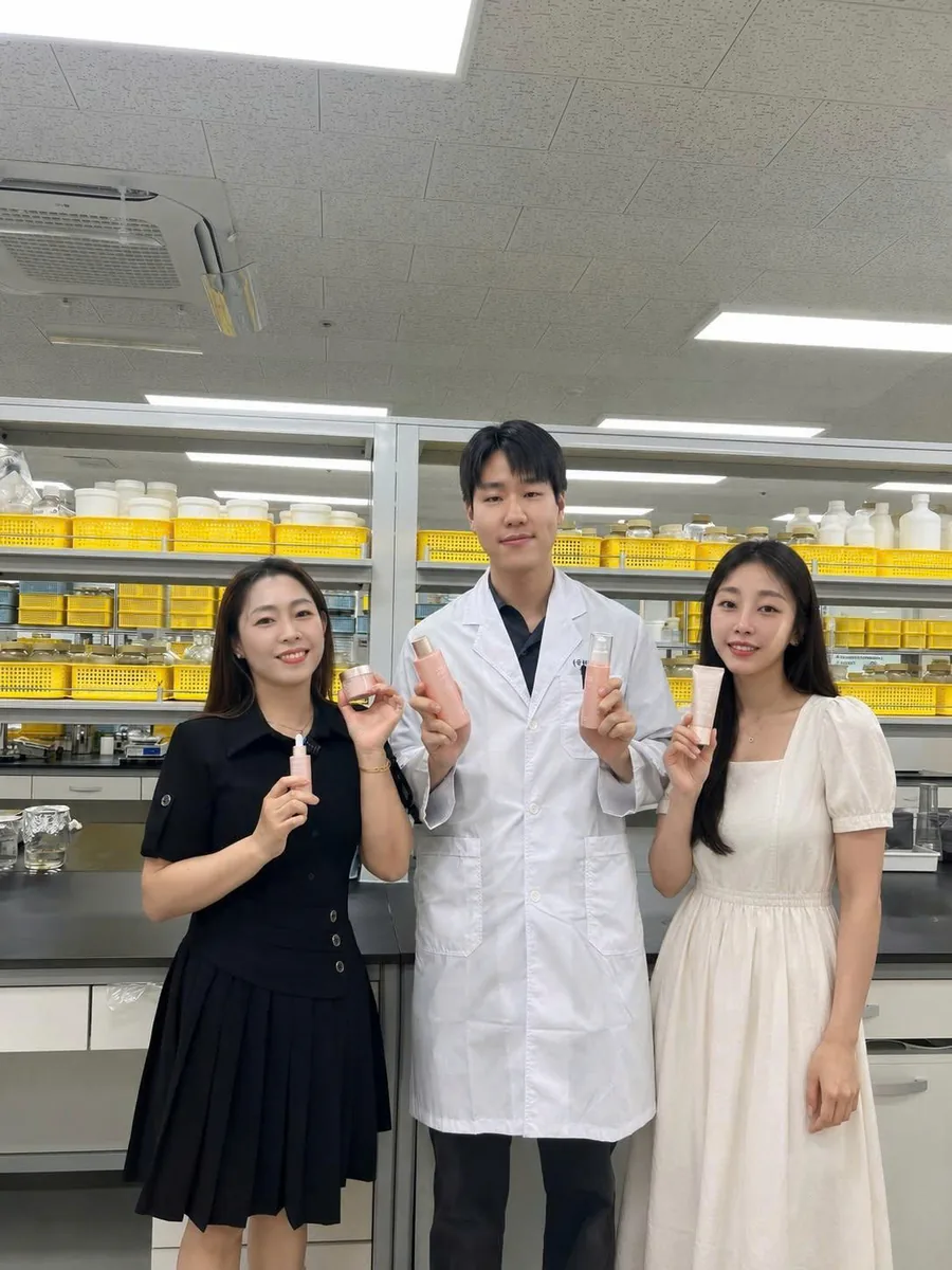 Đội ngũ LumiAura cùng chuyên viên nghiên cứu trong phòng thí nghiệm ENBIOSCIENCE